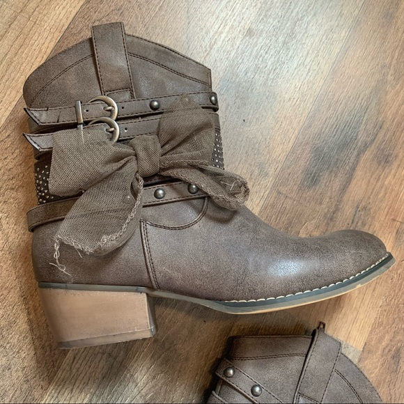 Adorable studded straps & tulle bow ankle booties - Picture 3 of 10